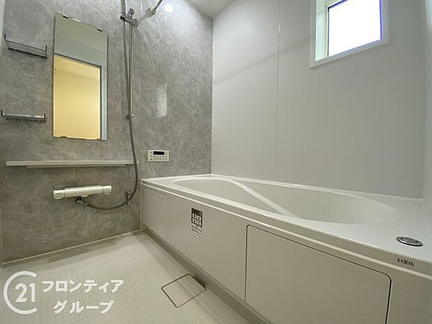 ゆったり入れる1坪サイズのゆとり空間。バリアフリー設計に手すり付きなので、お子様が小さい時も、老後も安心できる浴室です。収納棚も取り外しができ、お手入れ楽々