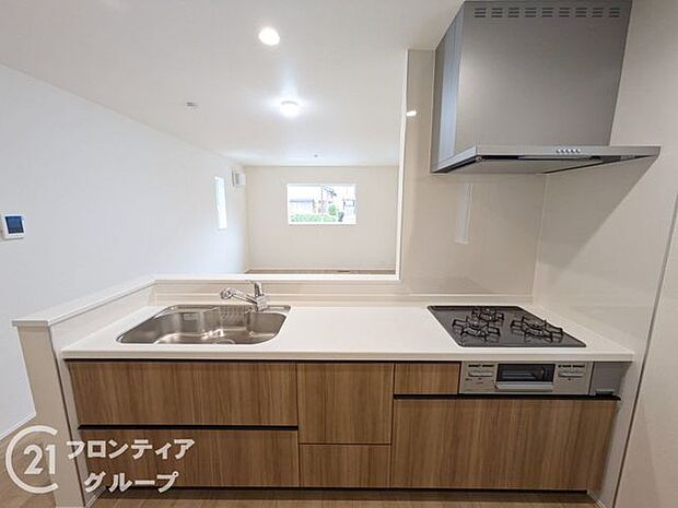 過熱防止センサー付きガスレンジを採用しており、自動で火が止まるから安心！人造大理石ワークトップやキッチンパネル、浄水器一体化水栓など、奥様に嬉しい設備！