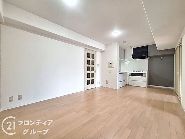 リビングは、家族や友人との時間を楽しむのに最適な広さです。快適な居住空間を提供します。