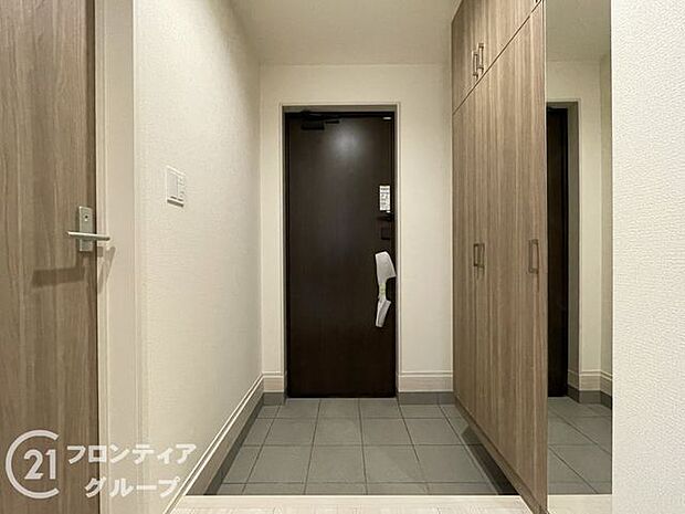 素敵なデザインの玄関ドアは、断熱性に優れた省エネ仕様