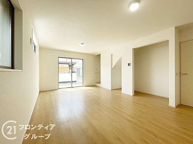 天井の中央部分を周囲より一段高くとった折上天井です。開放感があり、部屋が広く感じます！