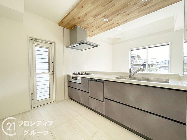 オールインワン浄水器栓を採用しており、場所を取らない浄水器！いつでもおいしいお水でお料理することができますね！また、食器洗い乾燥機付で奥様の家事を軽減できます