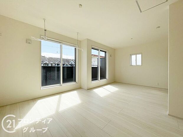 こちらのお部屋はバルコニーに面しており、日当たり、通風ともに良好です！お布団などもサッと干せて便利ですね！