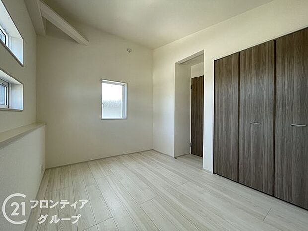 子ども部屋や寝室に用途多彩な明るい洋室