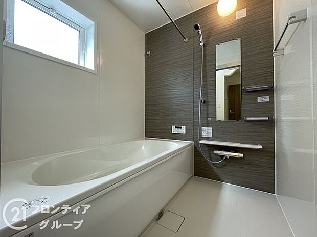 無駄を無くした新形状でしっかり節水。くつろぎの入り心地を実現した『らくエコ浴槽』を採用！床はクリーン床を採用しており、お風呂掃除が楽に行えます。