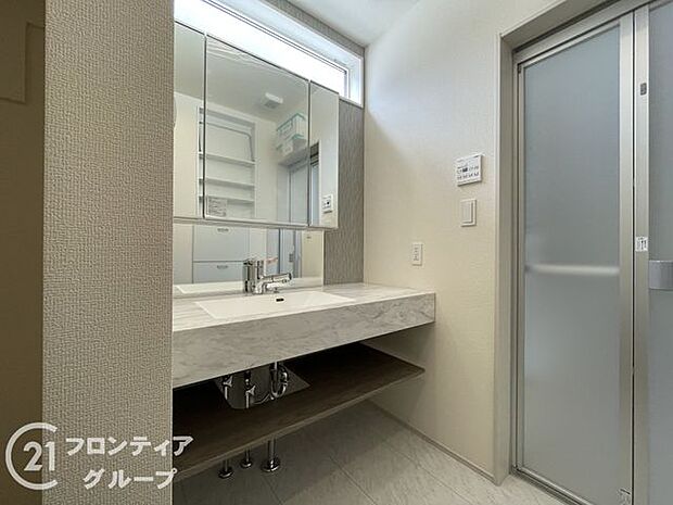 小窓付きの洗面室は、毎朝心地よい光を運んでくれるので、すがすがしい気持ちで1日をスタートできます！