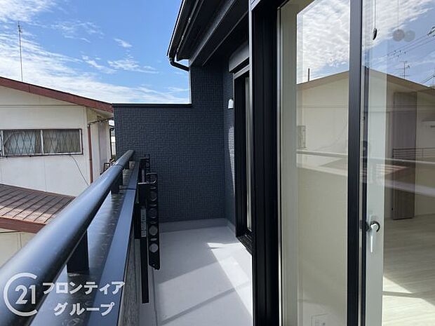 日当たりの良いバルコニーは、お洗濯が多いときも安心。たくさん干してもカラっと乾きそうです！