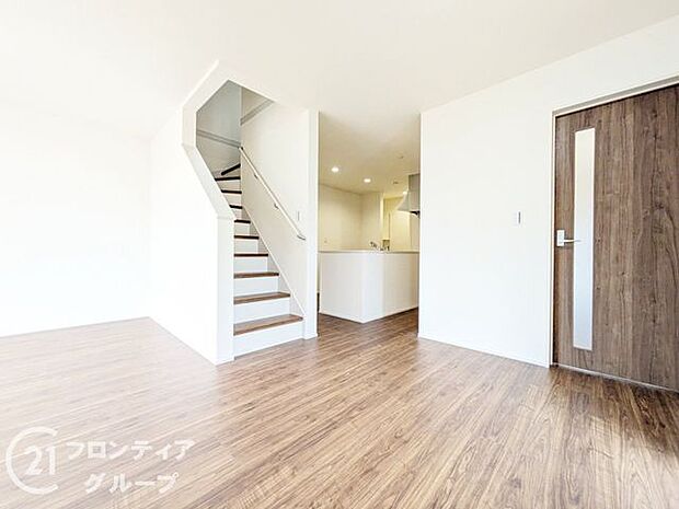 リビングのフローリング材には、木目や色調など木材特有の風合いがあり、ナチュラルな美しさで、日々の生活に温もりを与えてくれます。