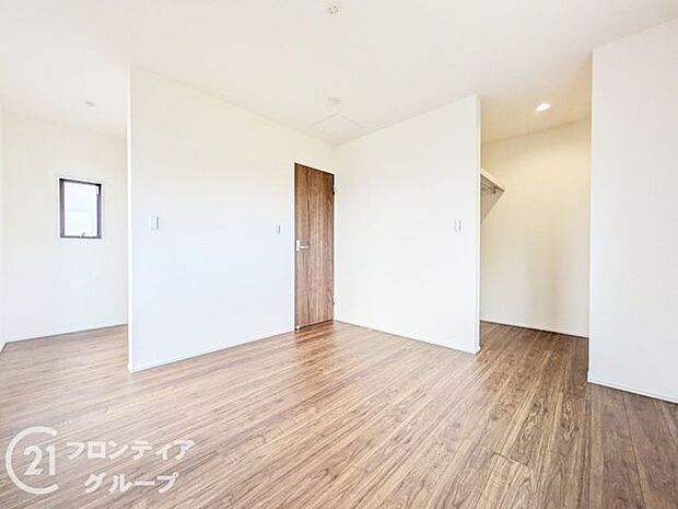 室内はシンプルな仕様となっており、それぞれの好みに合わせたインテリアで、趣味に合わせてレイアウトしやすくなっております。