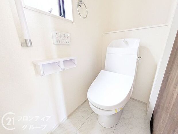 便器にふちがなく、汚れが隠れて見えない部分が極端に少なくなっており、お手入れも楽々！スピーディでパワフルな洗浄力を実現しています！