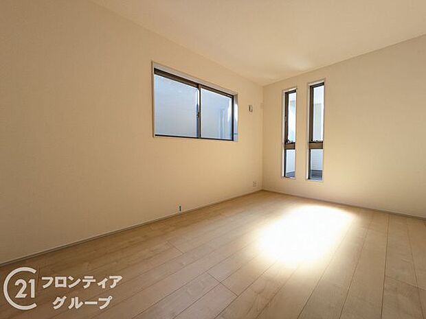 寝室や子供部屋など用途多彩な明るい洋室!