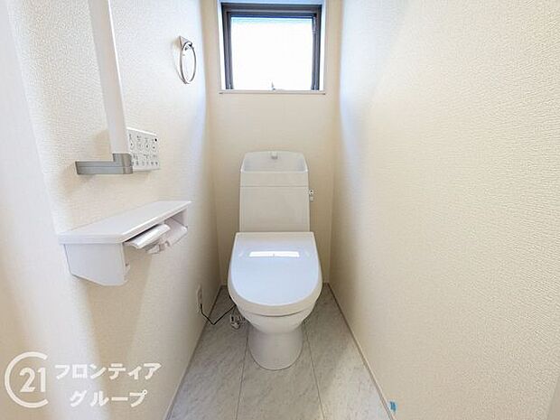 便器にふちがなく、汚れが隠れて見えない部分が極端に少なくなっており、お手入れも楽々!スピーディでパワフルな洗浄力を実現しています!