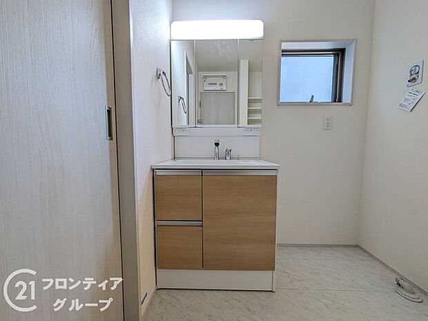 曇り止めヒーター付きのミラーキャビネットを採用しております。ミラーの内側がすべて収納スペースになっているので、スタイリング剤や歯ブラシなどの収納に便利ですね。