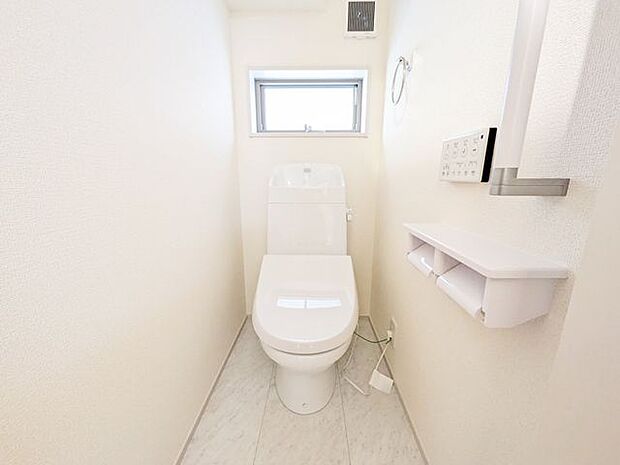 便器にふちがなく、汚れが隠れて見えない部分が極端に少なくなっており、お手入れも楽々！スピーディでパワフルな洗浄力を実現しています！