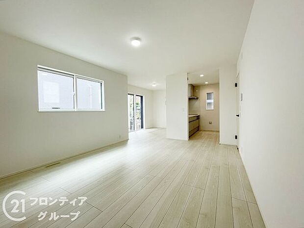 LDKには大きな窓からたくさんの光が入り、明るく、開放的な空間を演出してくれます。お友達が遊びに来た時も自慢のリビングになりますね！