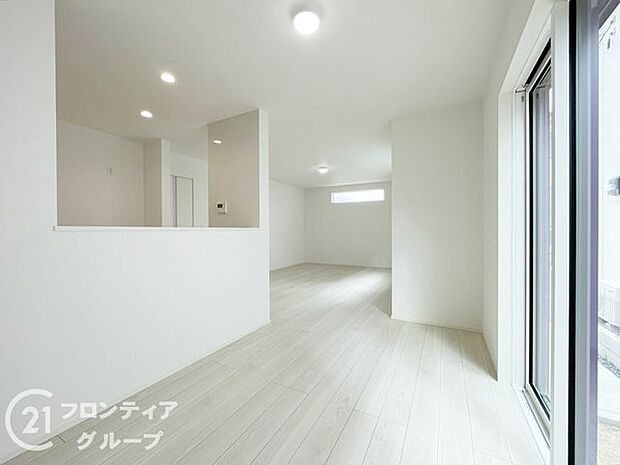 シンプルで美しいデザインのリビングは、お好みのインテリアにコーディネイトしやすく、家族がやすらぐ癒しの空間が作れますね。