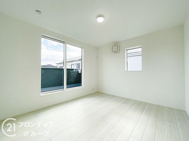 こちらのお部屋はバルコニーに面しており、日当たり、通風ともに良好です！お布団などもサッと干せて便利ですね