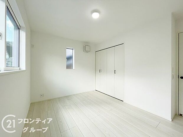 子ども部屋や寝室に用途多彩な明るい洋室