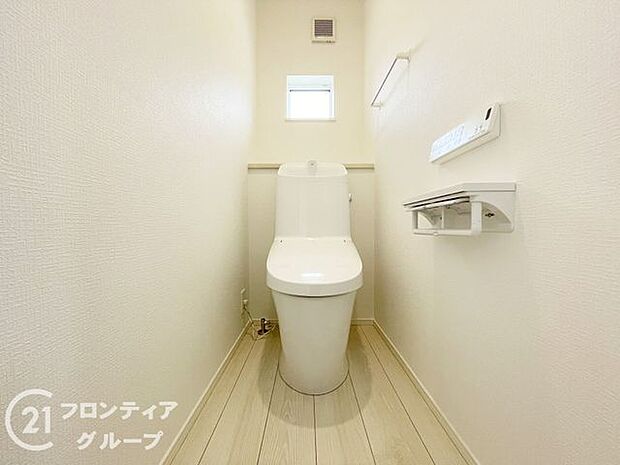 1階、2階どちらにも節水省エネ仕様のシャワートイレを採用しています。