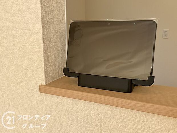 ハンズフリー機能を備えたカラーモニターインターホンを採用！お料理中などで手が塞がっていても便利に応答可能です！夜間の映像確認機能もついていて、安心ですね！