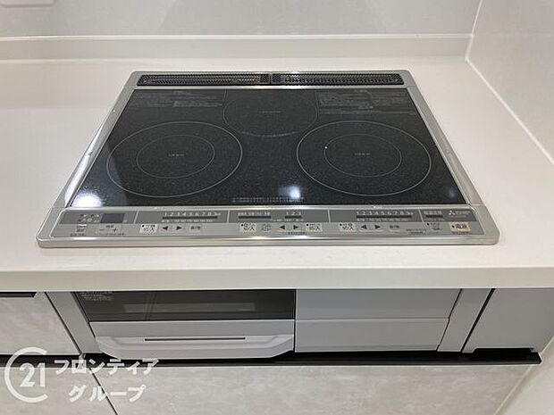 使い勝手のよい三つ口コンロ！火やガスを使わないIHクッキングヒーターなので、安全性が高くお年寄りや子供にも安心！