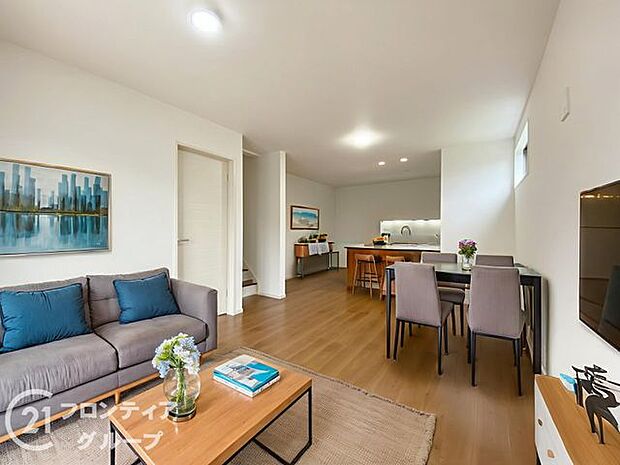 リビングは、落ち着いた色合いのフローリングが特徴です。家族の時間を大切にする理想的な空間です。