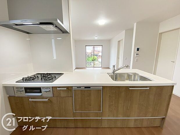 木目調のデザインが温かみを感じる、インテリアになじみやすいキッチンです