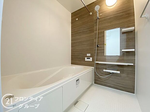 おしゃれなバスルームで、毎日のバスタイムが楽しみになります。デザイン性に優れた空間で、快適な生活をサポートします。