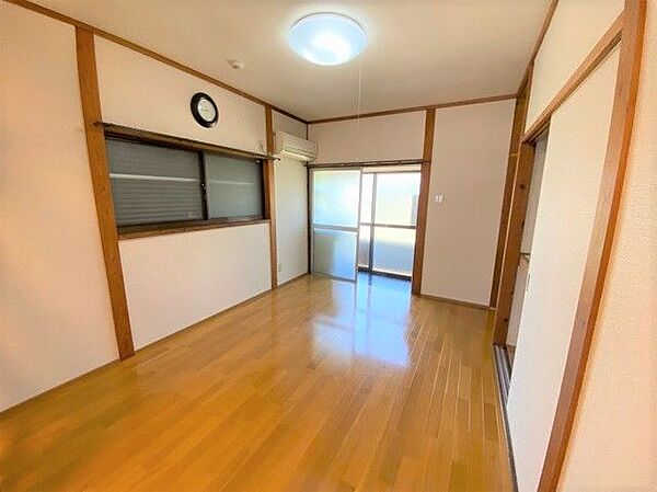 バルコニーから光が差し込むリビングです。暖かい空間で家族団らんをお楽しみください。