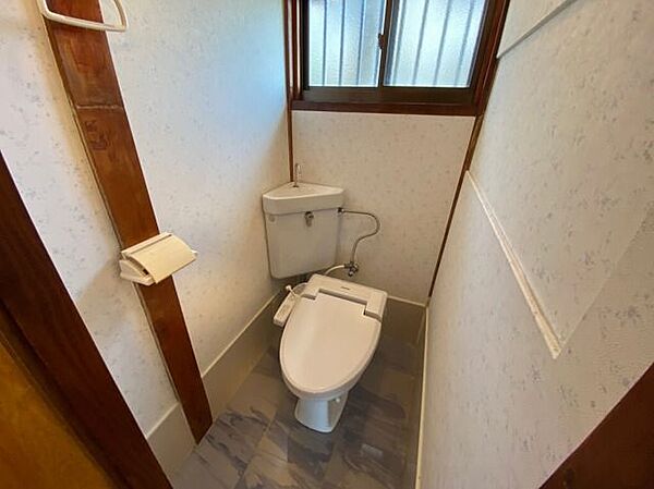 白を基調とした、清潔感のあるシンプルなデザインのトイレです。匂いがこもりがちなトイレも窓付きで換気ができますよ