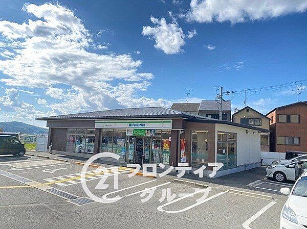 ファミリーマート京都山科大宅店 徒歩3分。 220m