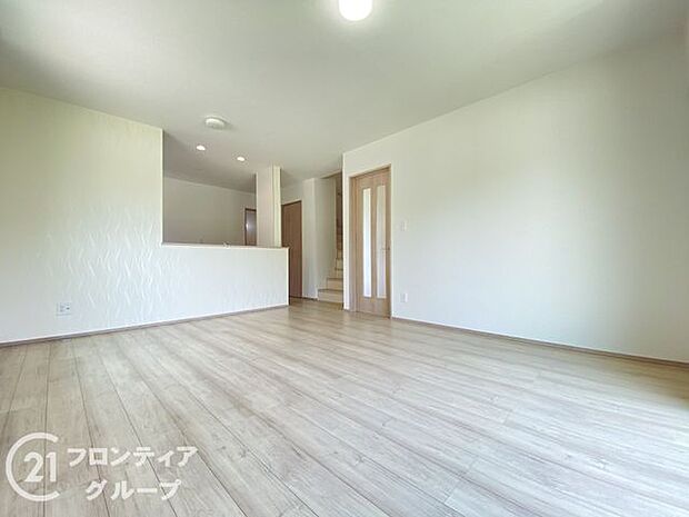 ナチュラルな色合いとはっきりとした木目で、木の温もりを感じながら過ごせる広々としたリビングです。お好きなインテリアでお気に入りの空間を作り出せますね。