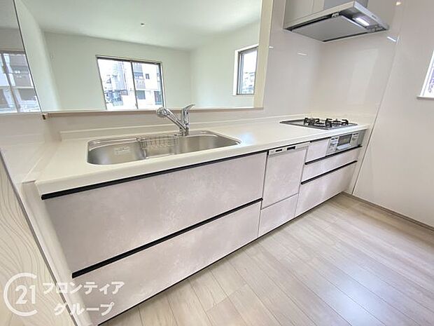 人工大理石カウンタートップ・ガラストップコンロを採用しており、お掃除ラクラク。浄水器付きハンドシャワー水栓など、奥様に嬉しい機能がたくさん!
