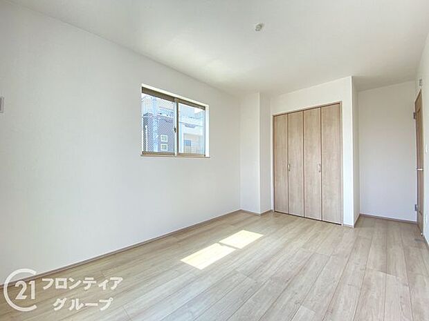 フローリング材には、木目や色調など木材特有の風合いがあり、ナチュラルな美しさで、日々の生活に温もりを与えてくれます。