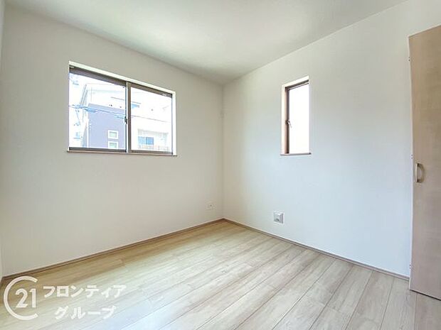 フローリング材には、木目や色調など木材特有の風合いがあり、ナチュラルな美しさで、日々の生活に温もりを与えてくれます。