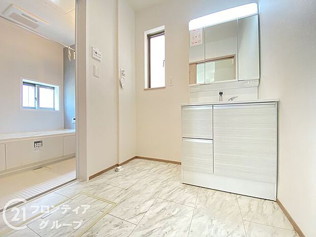 ハンドシャワー付き洗面化粧台。曇り止めヒーター付きミラーの内側にはたっぷりの収納がついており、スタイリング剤や歯ブラシなどもたっぷり収納可能です!