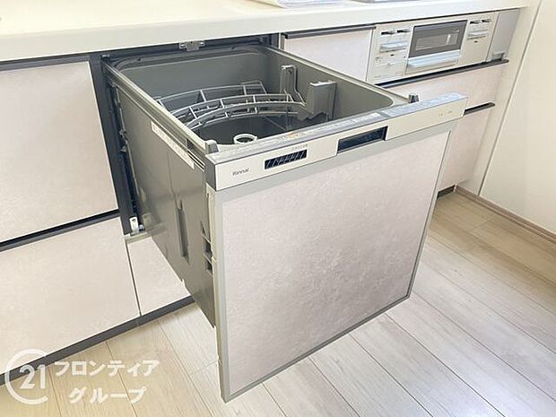 便利な食洗器を完備したキッチンで、家事の時間を短縮できます。毎日の食後の片付けが楽になり、家族との時間をもっと楽しめます!