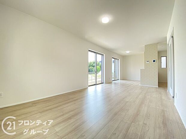 ナチュラルな色合いとはっきりとした木目で、木の温もりを感じながら過ごせる広々としたリビングです。お好きなインテリアでお気に入りの空間を作り出せますね。