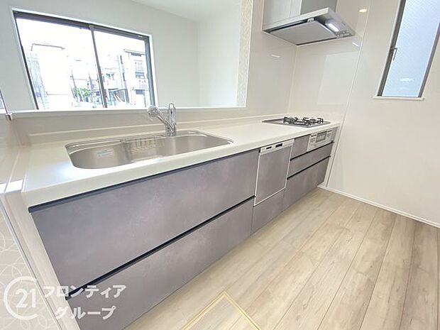 人工大理石カウンタートップ・ガラストップコンロを採用しており、お掃除ラクラク。浄水器付きハンドシャワー水栓など、奥様に嬉しい機能がたくさん！