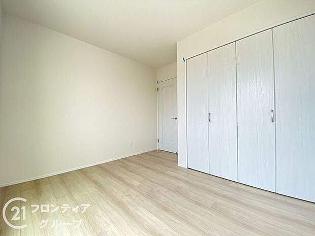 フローリング材には、木目や色調など木材特有の風合いがあり、ナチュラルな美しさで、日々の生活に温もりを与えてくれます。