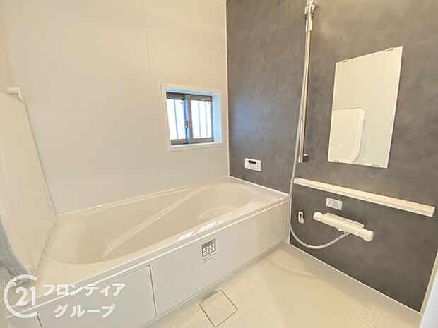 保温効果のある浴槽を採用しており、温かいお湯が長続き！1坪以上の広々とした空間なので、親子入浴や半身浴などに向いた浴室です！