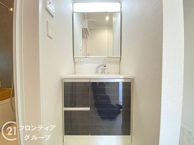 ハンドシャワー付き洗面化粧台。曇り止めヒーター付きミラーの内側にはたっぷりの収納がついており、スタイリング剤や歯ブラシなどもたっぷり収納可能です！