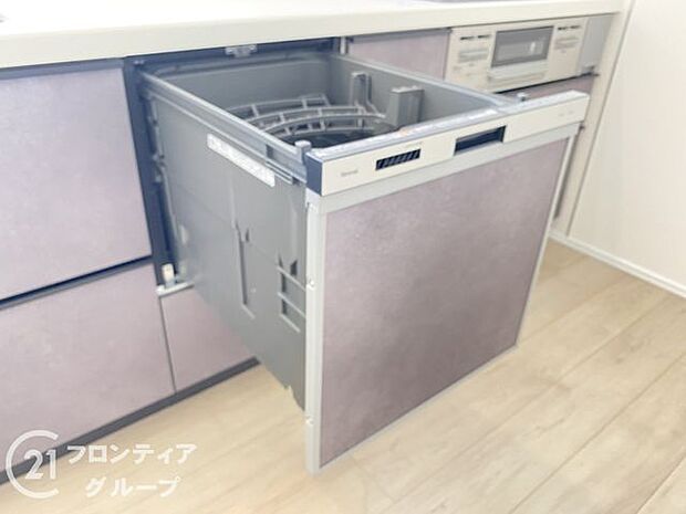 便利な食洗器を完備したキッチンで、家事の時間を短縮できます。毎日の食後の片付けが楽になり、家族との時間をもっと楽しめます！