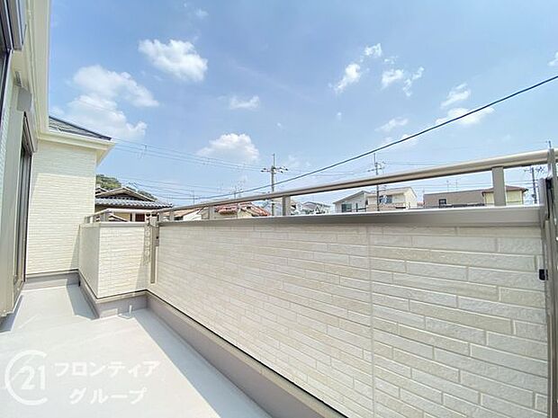 日当たりの良いバルコニーは、お洗濯が多いときも安心。たくさん干してもカラっと乾きそうです