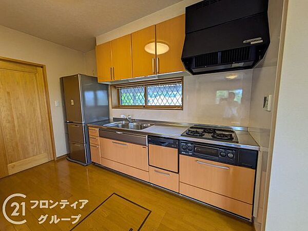 3口コンロ付きのキッチンは、調理の効率が良く、同時に多くの料理を作れる便利で機能的な空間です