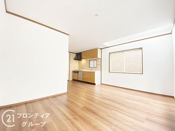 リビングは、家族や友人との時間を楽しむのに最適な広さです。快適な居住空間を提供します。