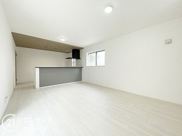 フローリングにはキズの付きにくい特殊塗装を採用し、内装やドアの仕上げは、堂々とした木目で、木の温もりを感じながらお過ごしいただけますね。