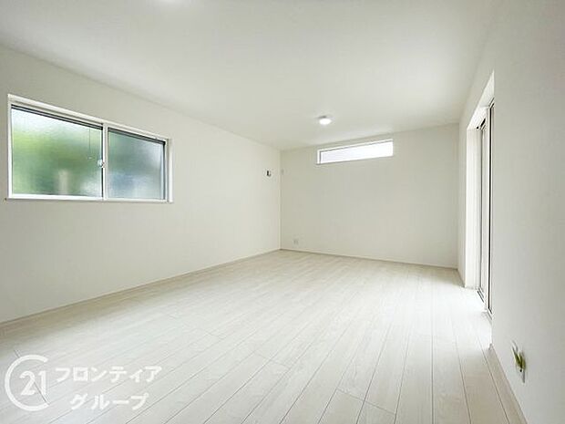 シンプルで美しいデザインのリビングは、お好みのインテリアにコーディネイトしやすく、家族がやすらぐ癒しの空間が作れますね。