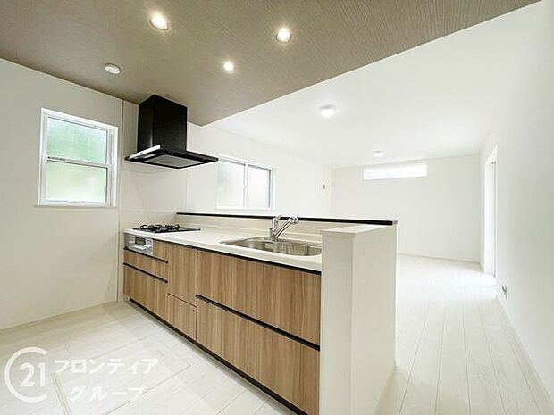 人工大理石カウンタートップ・ガラストップコンロを採用しており、お掃除ラクラク！奥様に嬉しい機能がたくさんついており、毎日のお料理も楽しくなりそうですね！