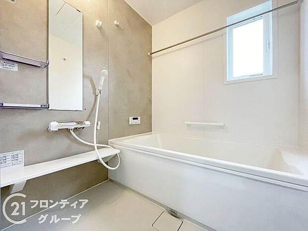 浴室には隠れた節水機能が充実！シャワーにはたくさんの空気を含んだ大粒の水は節水効果大！浴槽内にはステップがあり、出入り時の負担も軽減するスリムな形を採用